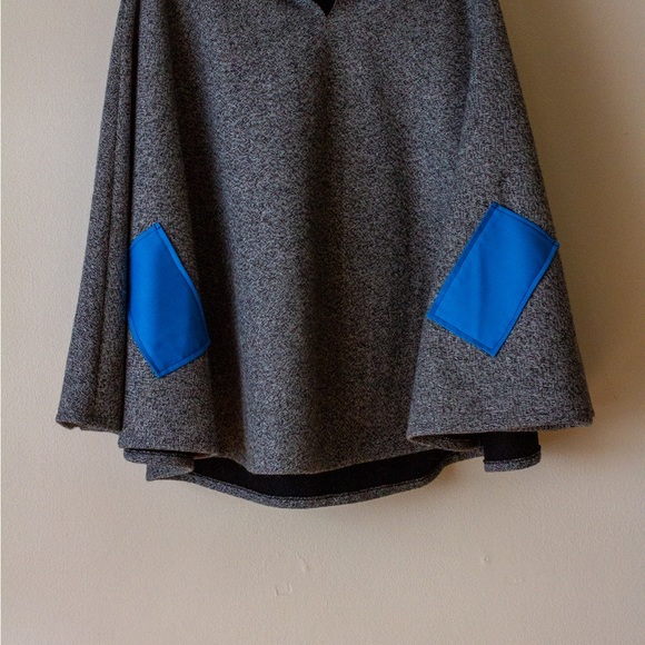 Rain cape made from scholar fabric. One size fits all, water resistant and warm. - Picture 2 of 9